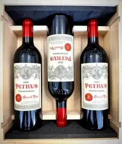 Вино Petrus Pomerol AOC 2021 OWC-3 set wooden box 0.75 л