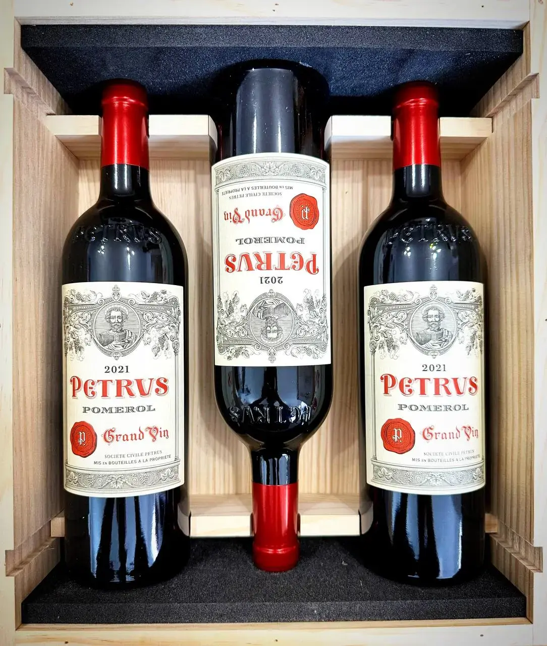 Вино Petrus Pomerol AOC 2021 OWC-3 set wooden box 0.75 л