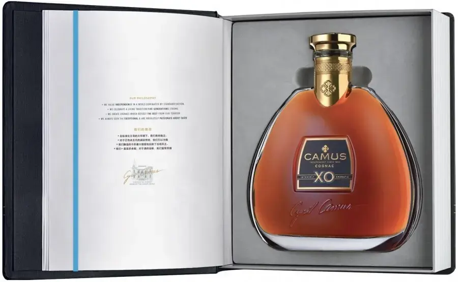Коньяк Camus XO, gift box Book 0.7 л