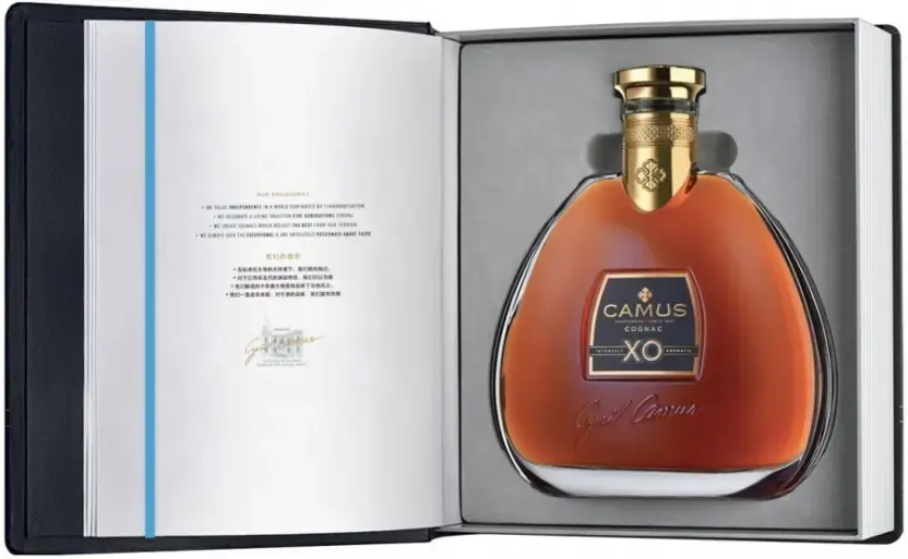 Коньяк Camus XO, gift box Book 0.7 л